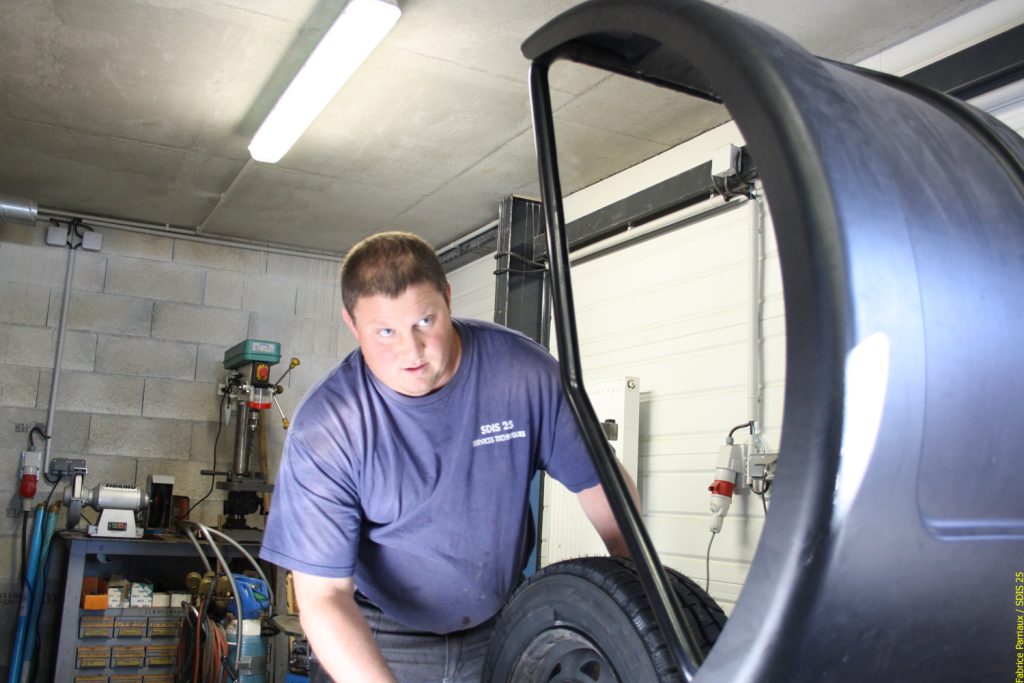 PATS en train d'équilibrer une roue