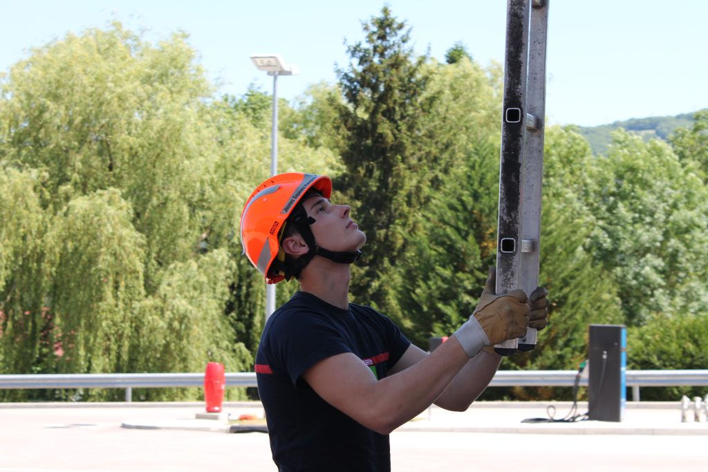 JSP tenant une echelle à crochet