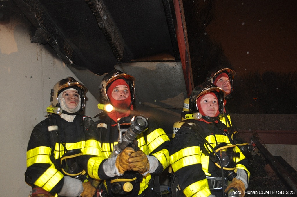 SP regardant a droite