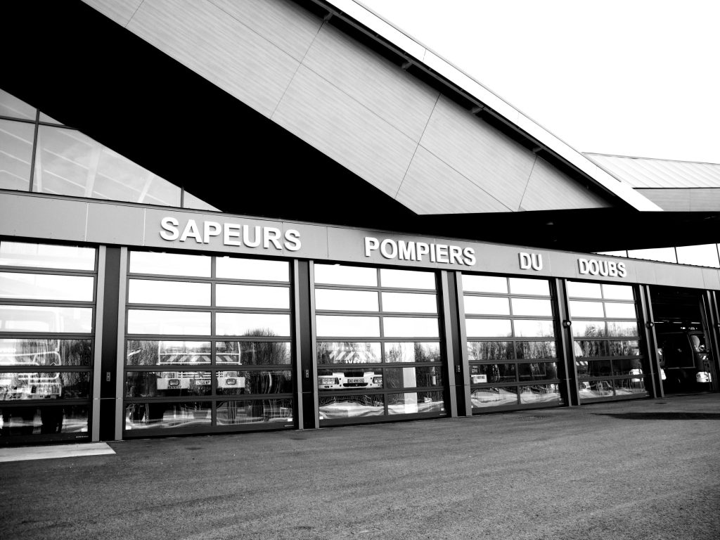 Portes du centre d'incendie et de secours de Besançon-Centre