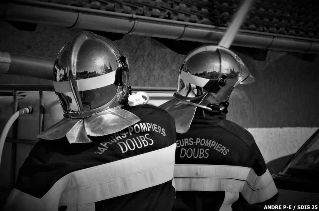 Sapeurs pompiers maniant de dos